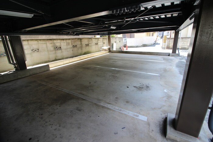 物件外観写真6　(駐車場)