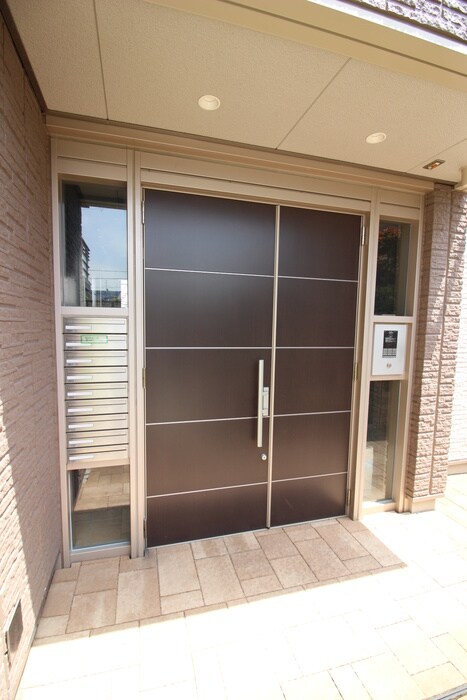 物件外観写真3　(エントランス部分)