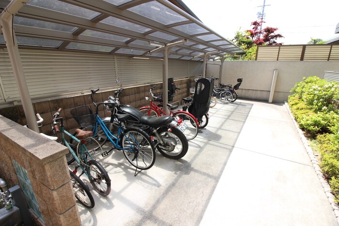 物件外観写真4　(駐輪場)