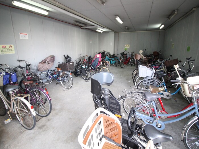 物件外観写真4　(駐輪場)