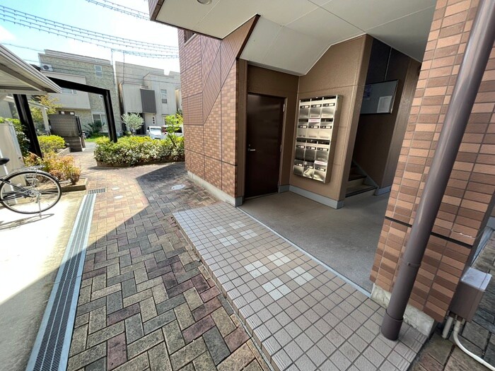 物件外観写真3　(エントランス部分)