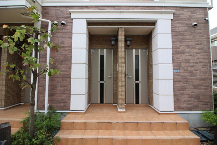 物件外観写真2　(エントランス部分)