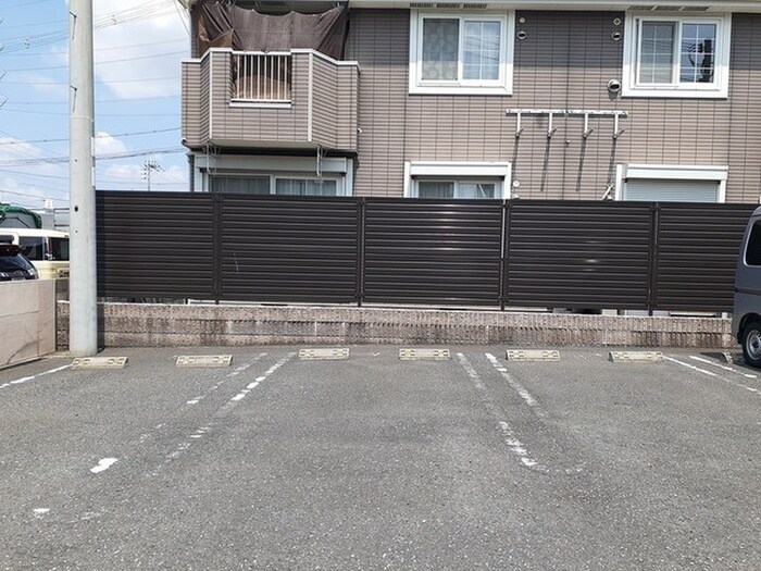 物件外観写真3　(駐車場)