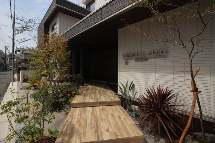 物件外観写真3　(エントランス部分)