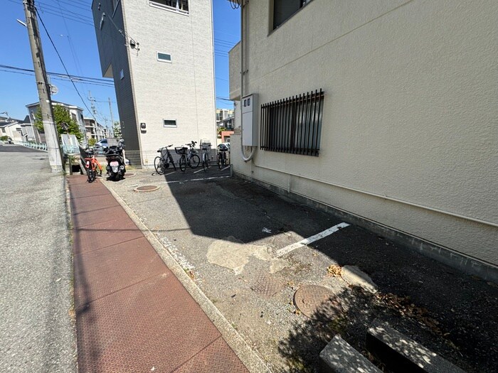 物件外観写真6　(駐車場)