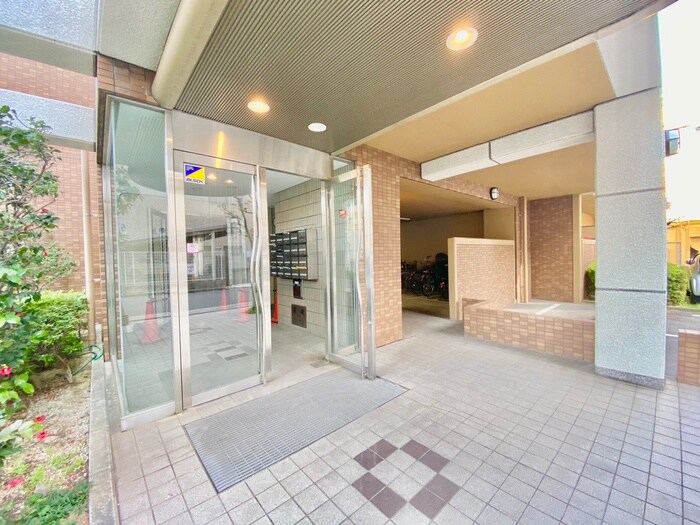 物件外観写真2　(エントランス部分)
