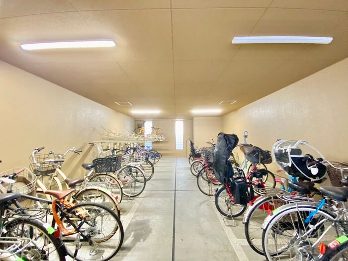 物件外観写真4　(駐輪場)