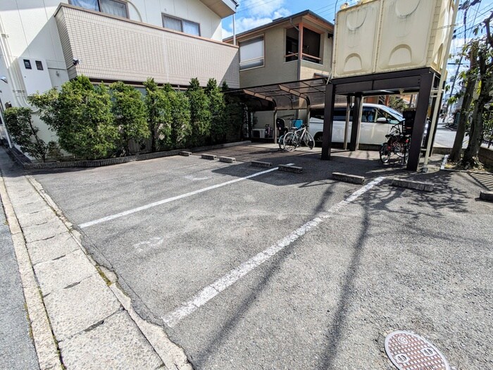 物件外観写真6　(駐車場)