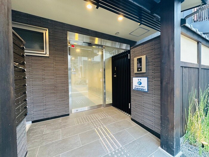 物件外観写真3　(エントランス部分)