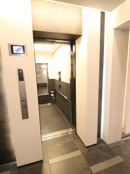 物件外観写真6　(エントランス部分)