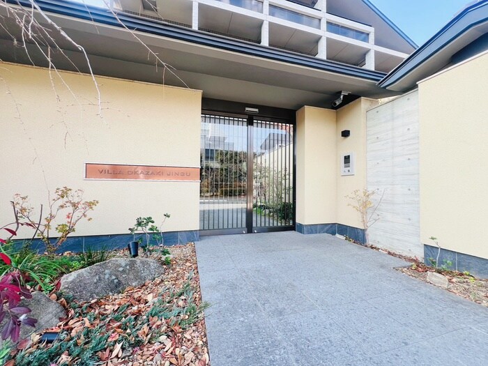 物件外観写真2　(エントランス部分)