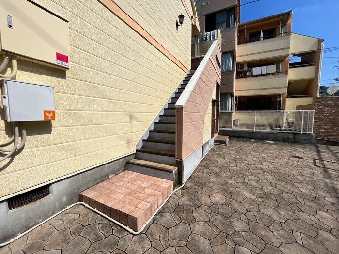 物件外観写真6　(エントランス部分)