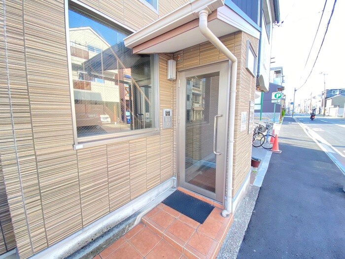 物件外観写真2　(エントランス部分)