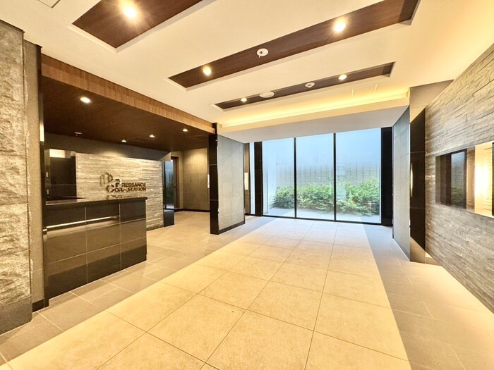 物件外観写真2　(エントランス部分)