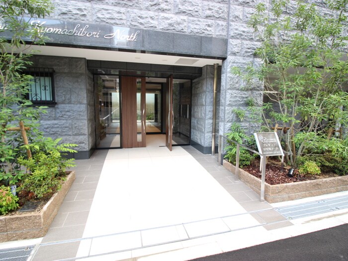 物件外観写真5　(エントランス部分)