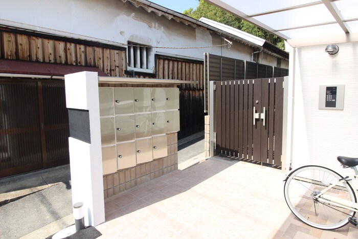 物件外観写真2　(エントランス部分)