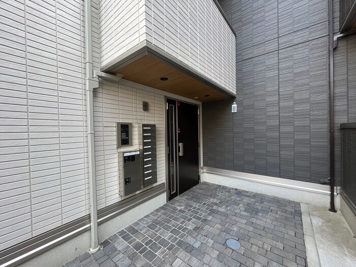 物件外観写真2　(エントランス部分)