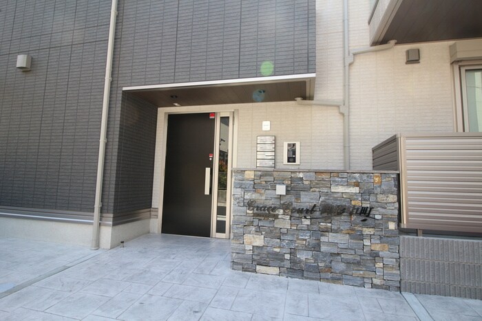 物件外観写真4　(エントランス部分)