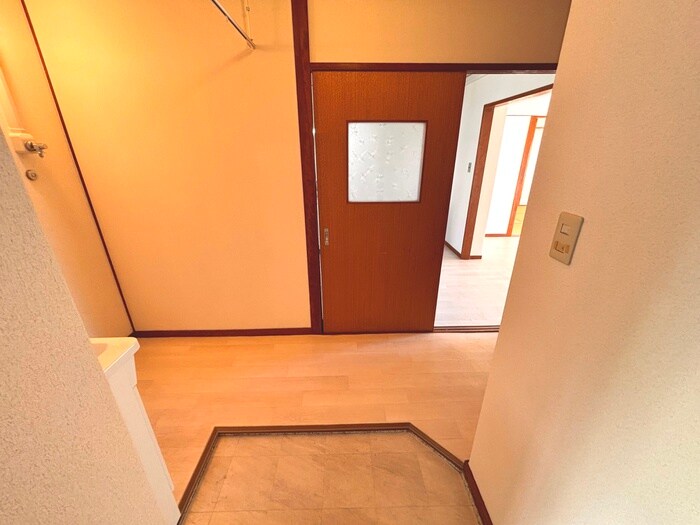 物件内観写真16　(玄関)