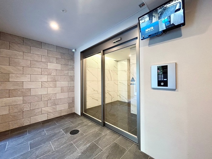 物件外観写真2　(エントランス部分)