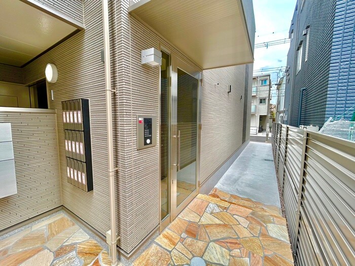 物件外観写真2　(エントランス部分)