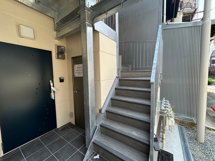 物件外観写真2　(エントランス部分)