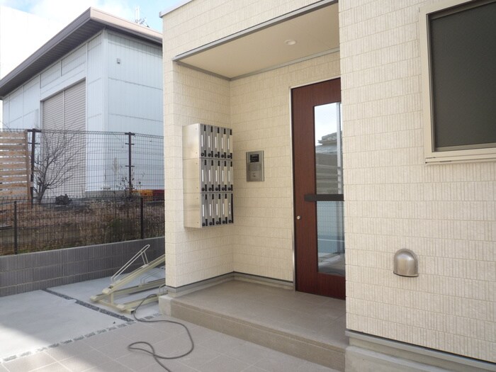 物件外観写真3　(エントランス部分)