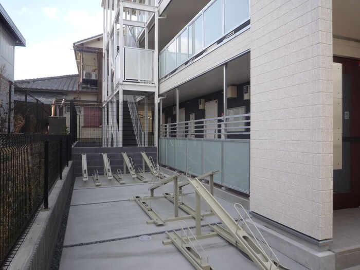 物件外観写真4　(駐輪場)