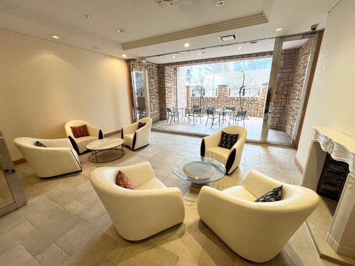 物件外観写真2　(エントランス部分)