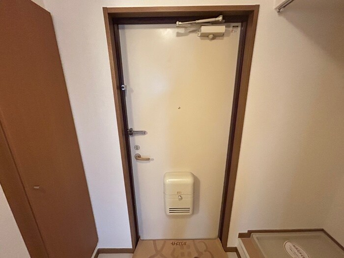 物件内観写真16　(玄関)