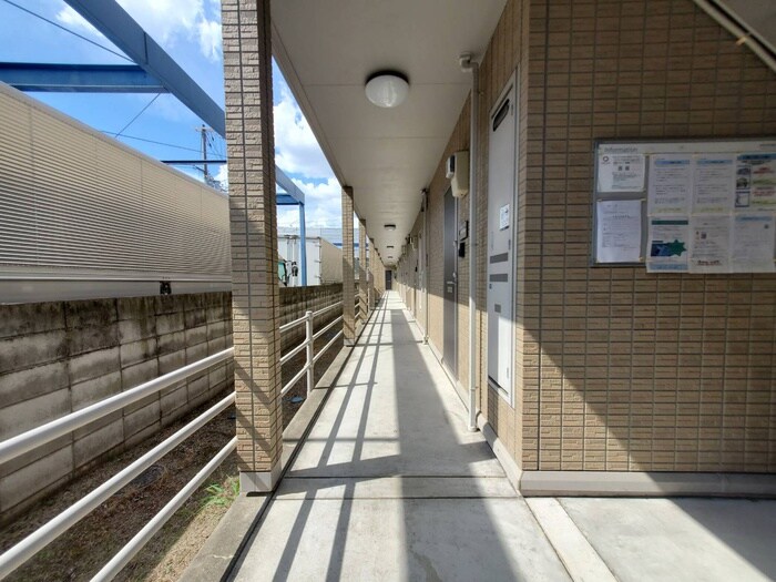 物件外観写真3　(エントランス部分)