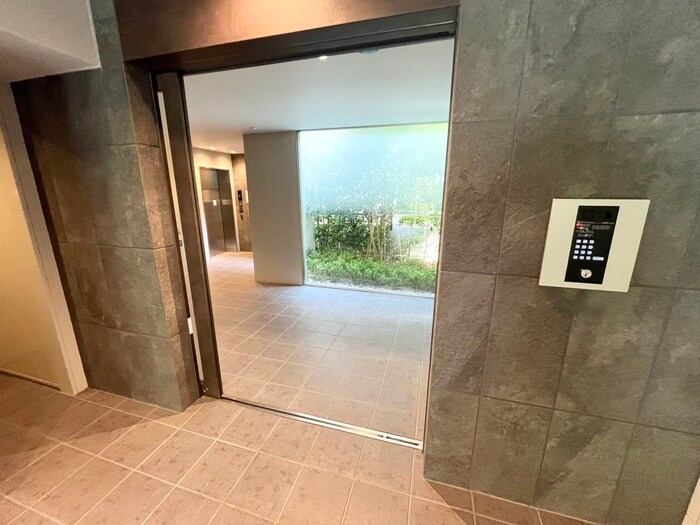 物件外観写真2　(エントランス部分)