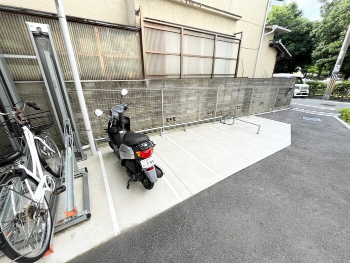 物件外観写真4　(バイク置き場)