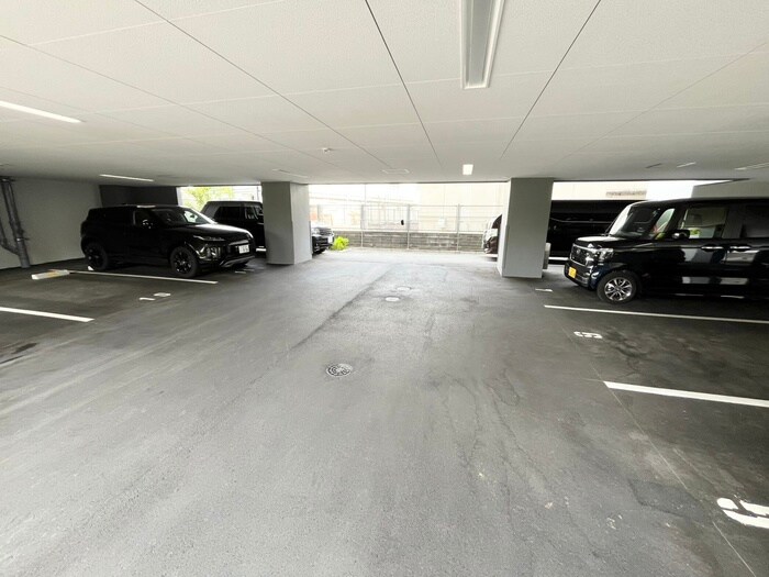 物件外観写真5　(駐車場)