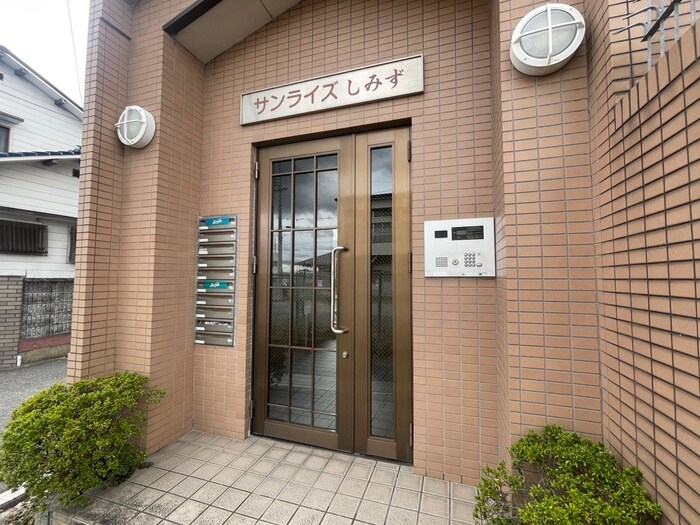 物件外観写真2　(エントランス部分)