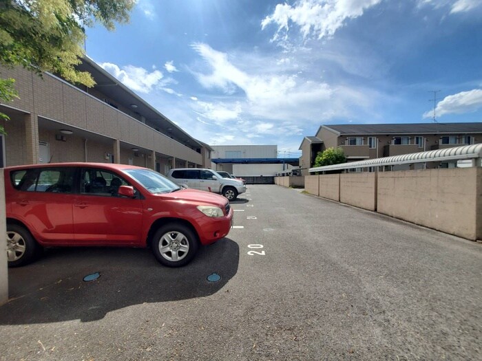 物件外観写真5　(駐車場)