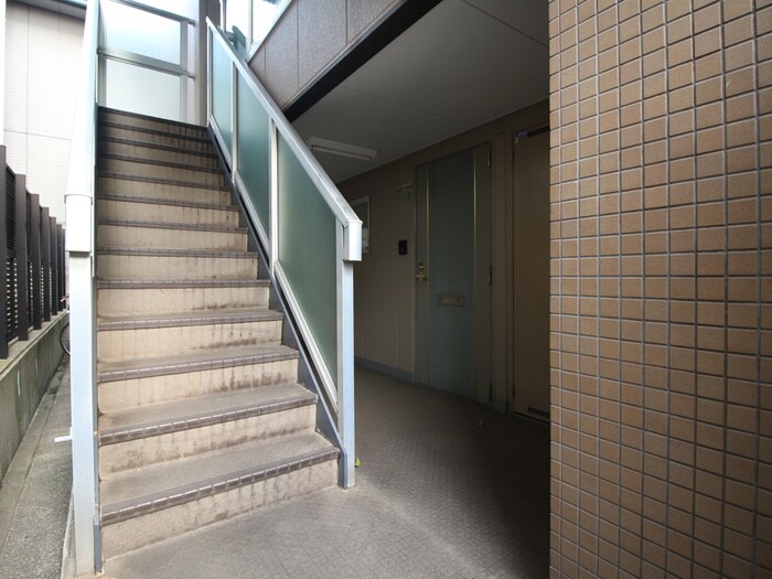 物件外観写真3　(エントランス部分)