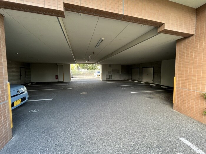 物件外観写真6　(駐車場)