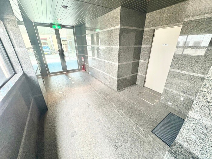 物件外観写真6　(エントランス部分)