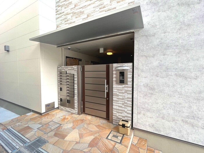 物件外観写真3　(エントランス部分)