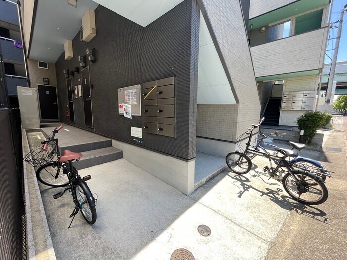 物件外観写真2　(エントランス部分)