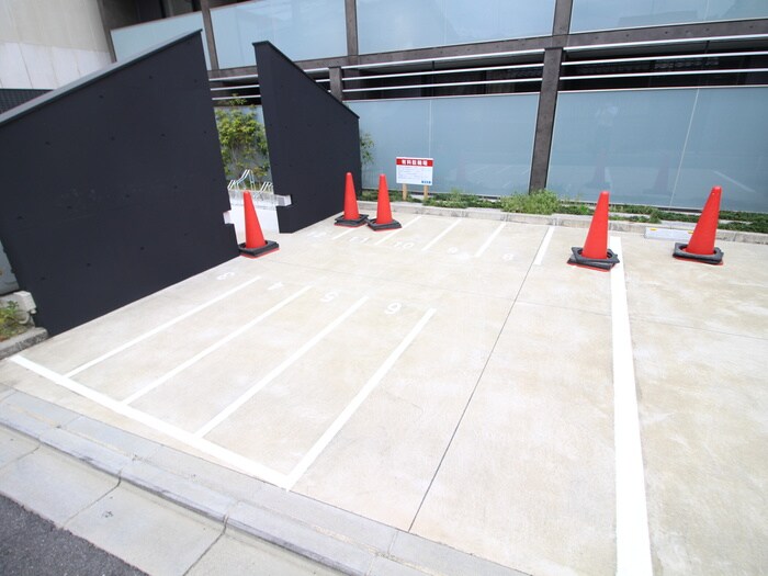 物件外観写真2　(バイク置き場)