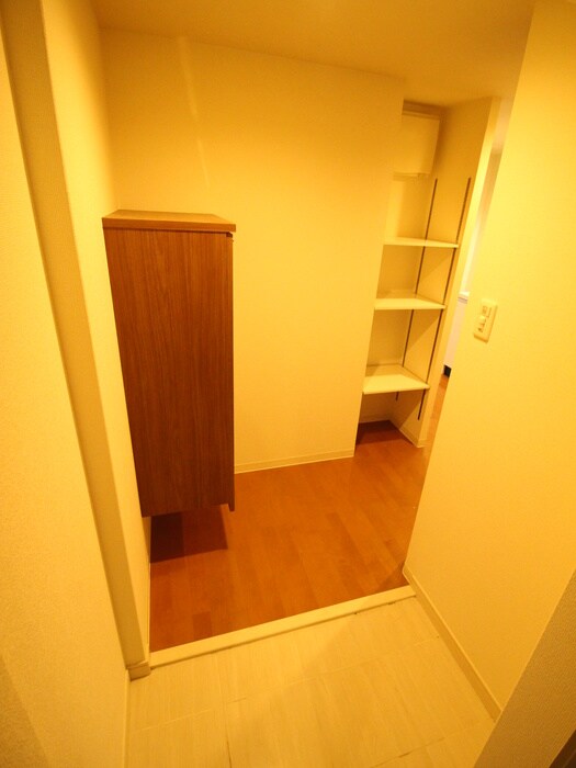 物件内観写真4　(玄関)