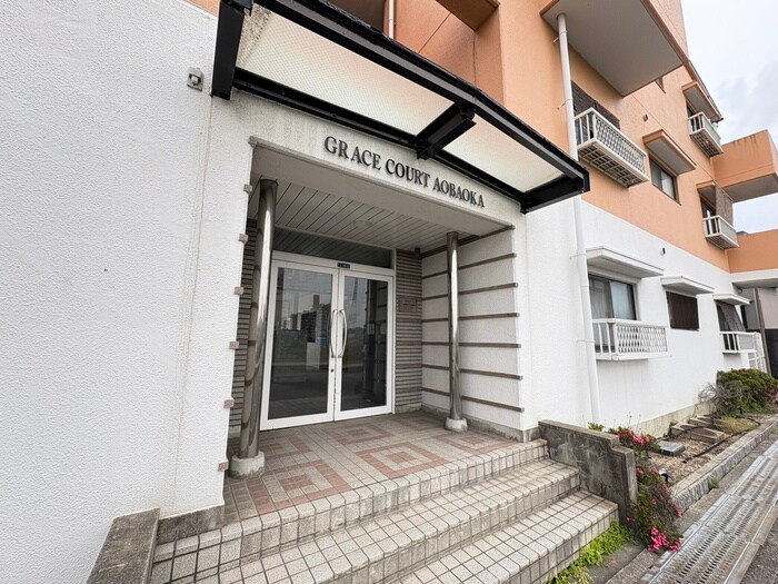 物件外観写真1　(エントランス部分)