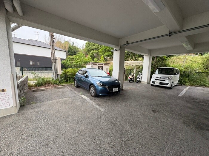 物件外観写真3　(駐車場)