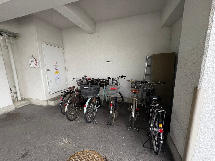 物件外観写真4　(駐輪場)