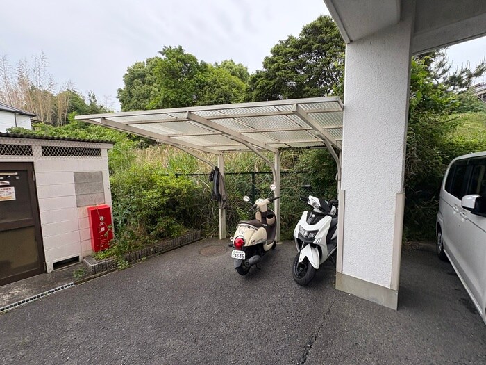 物件外観写真5　(バイク置き場)
