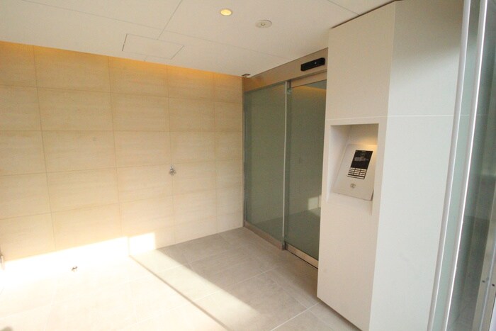 物件外観写真2　(エントランス部分)