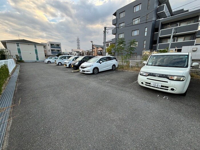 物件外観写真5　(駐車場)