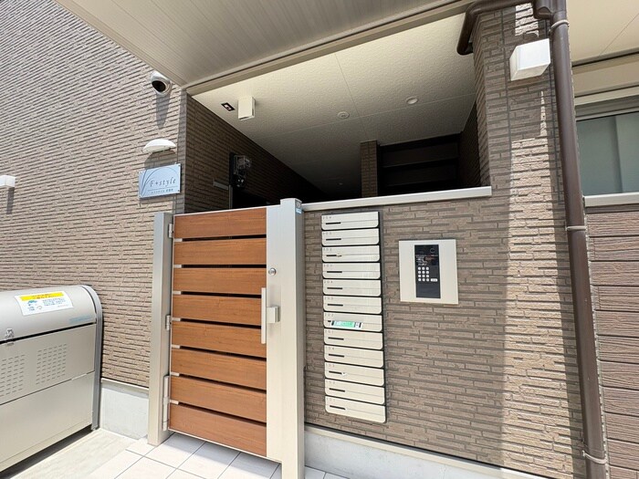 物件外観写真3　(エントランス部分)